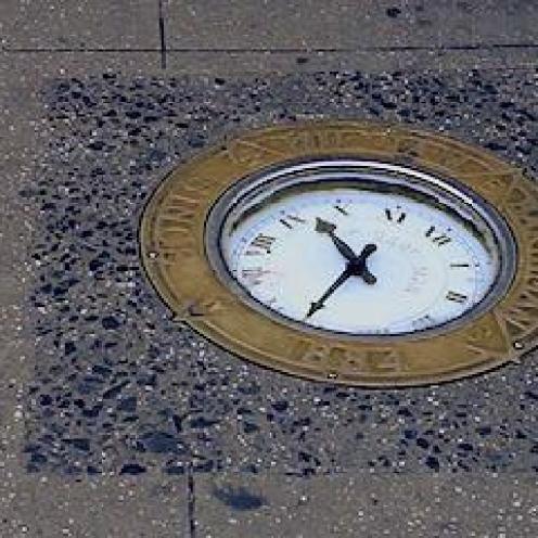 the-story-of-new-yorks-sidewalk-clock-L-oQaWHH